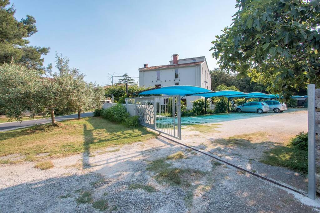 Predivan Novouredeni Apartman U Blizini Mora Banjole Exterior foto