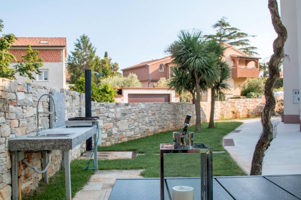 Predivan Novouredeni Apartman U Blizini Mora Banjole Exterior foto